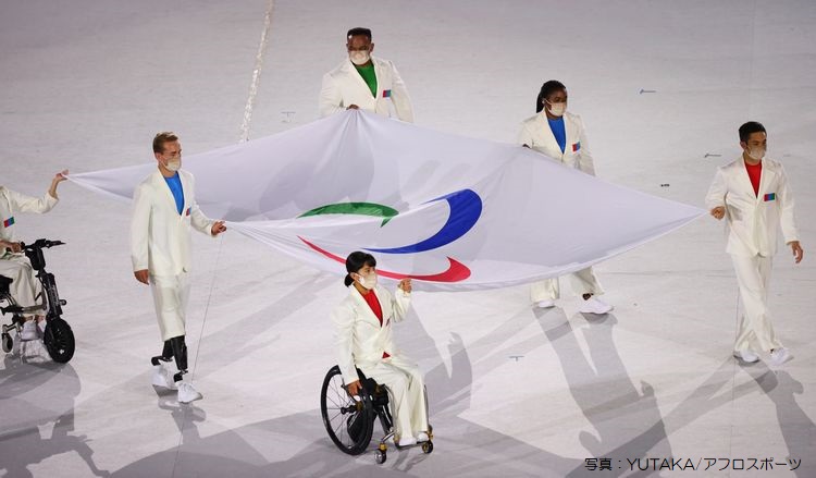 開会式でパラリンピック旗を運ぶベアラー6人
